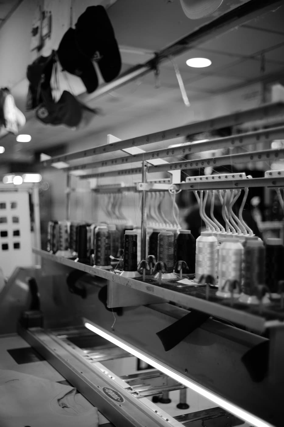 Bordadeira industrial com cones de linha